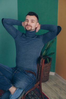 Balıkçı yaka studio poz içinde şık adam