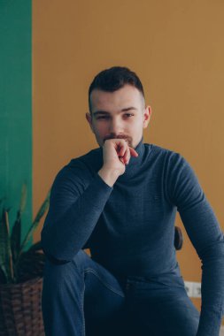 Balıkçı yaka studio poz içinde şık adam