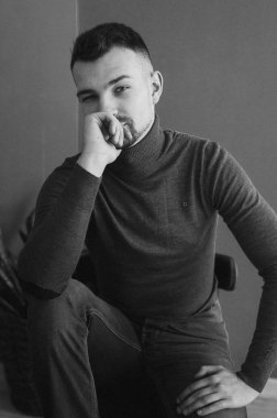 Balıkçı yaka studio poz içinde şık adam