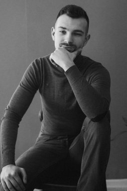 Balıkçı yaka studio poz içinde şık adam