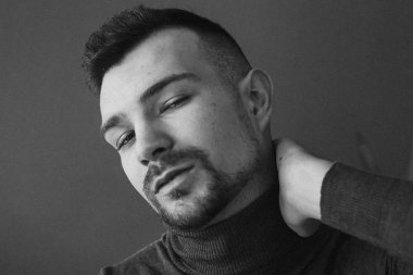 Balıkçı yaka studio poz içinde şık adam