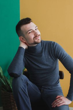 Balıkçı yaka studio poz içinde şık adam