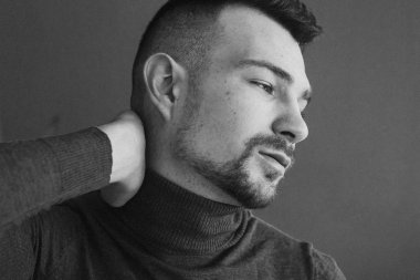 Balıkçı yaka studio poz içinde şık adam