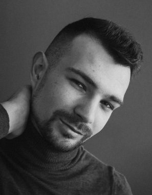 Balıkçı yaka studio poz içinde şık adam