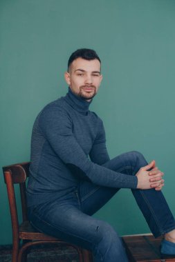 Balıkçı yaka studio poz içinde şık adam