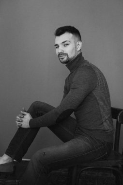 Balıkçı yaka studio poz içinde şık adam