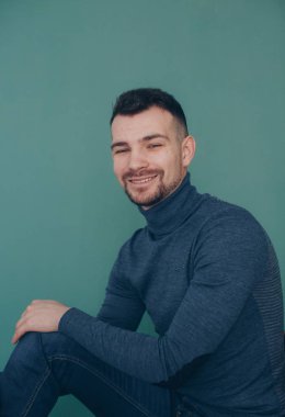 Balıkçı yaka studio poz içinde şık adam