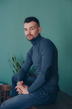 Balıkçı yaka studio poz içinde şık adam