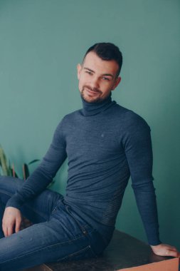 Balıkçı yaka studio poz içinde şık adam