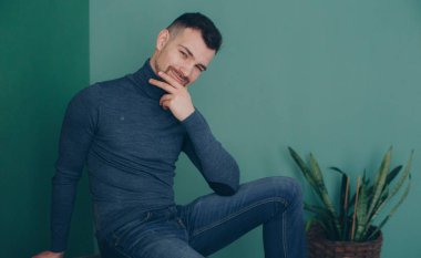 Balıkçı yaka studio poz içinde şık adam