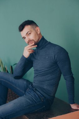 Balıkçı yaka studio poz içinde şık adam