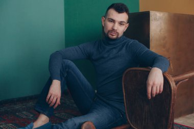 Balıkçı yaka studio poz içinde şık adam