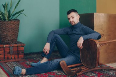 Balıkçı yaka studio poz içinde şık adam