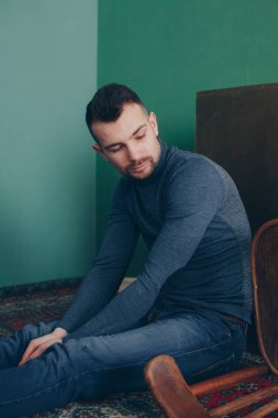 Balıkçı yaka studio poz içinde şık adam