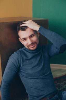 Balıkçı yaka studio poz içinde şık adam