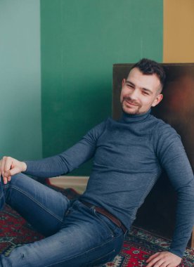 Balıkçı yaka studio poz içinde şık adam