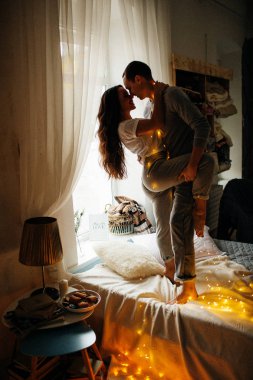 Aşk evde kucaklayan içinde Romantik Genç çift