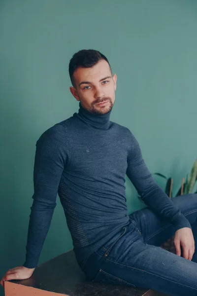 Hombre Con Estilo Turtleneck Posando Estudio — Foto de Stock