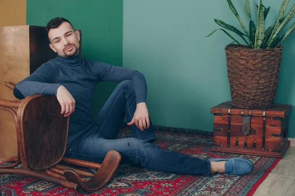 Balıkçı yaka studio poz içinde şık adam