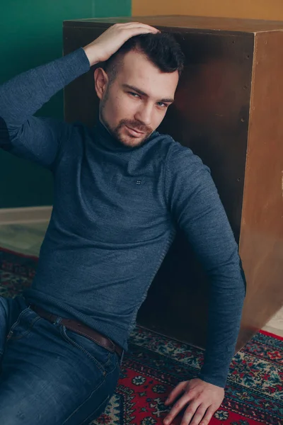 Balıkçı yaka studio poz içinde şık adam