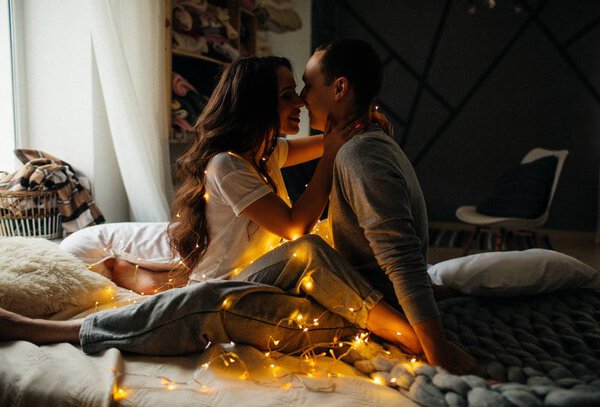 Романтическая молодая пара влюбленная в постель
