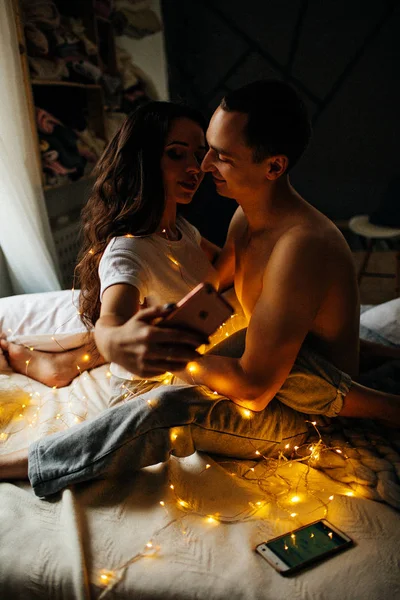 Selfie Alarak Aşık Romantik Genç Çift — Stok fotoğraf