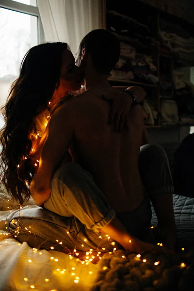 浪漫的年轻情侣在床上恋爱 — 图库照片