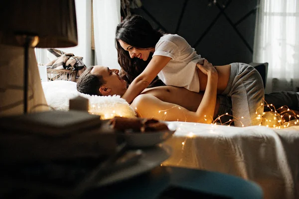 ベッドで愛のロマンチックなカップル — ストック写真