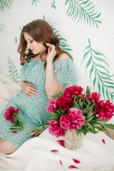 Krásná Těhotná Žena Modrých Šatech Květinami — Stock fotografie