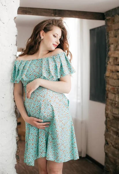 Όμορφη Έγκυο Γυναίκα Μπλε Φόρεμα — Φωτογραφία Αρχείου