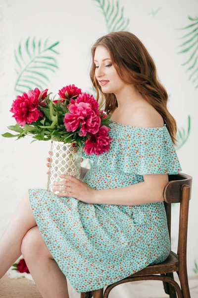 Krásná Těhotná Žena Modrých Šatech Květinami — Stock fotografie