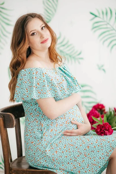 Mulher Grávida Bonita Vestido Azul Com Flores — Fotografia de Stock