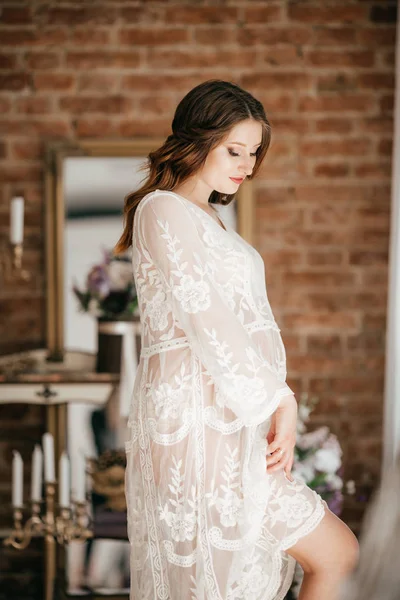 Όμορφη Έγκυος Γυναίκα Στην Λευκή Φόρεμα Στο Studio — Φωτογραφία Αρχείου