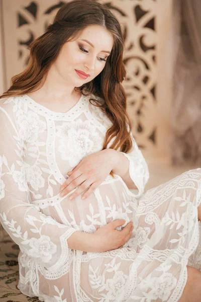 Piękna Kobieta Ciąży Białej Sukni Studio — Zdjęcie stockowe