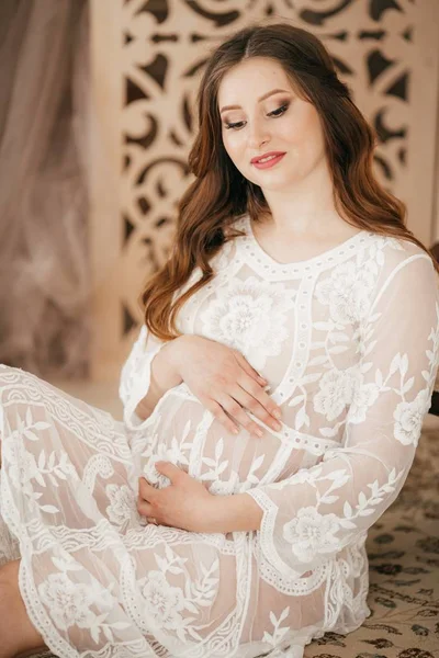 Hermosa Mujer Embarazada Vestido Blanco Estudio —  Fotos de Stock