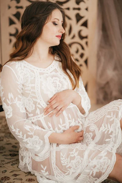 Krásná Těhotná Žena Bílých Šatech Studiu — Stock fotografie