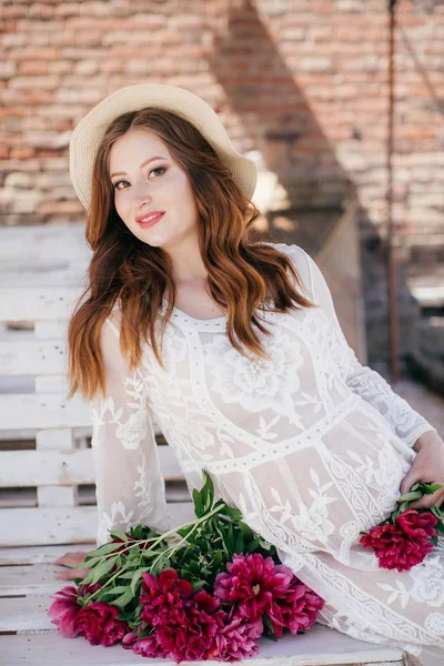 Mooie Zwangere Vrouw Witte Jurk Stro Hoed Met Bloemen — Stockfoto