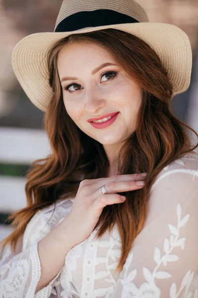 Belle Jeune Femme Robe Blanche Chapeau Paille — Photo