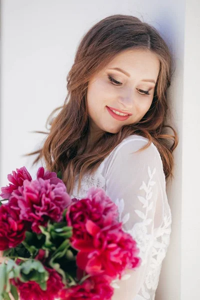 Piękna Młoda Kobieta Białej Sukni Kwiatami Pozowanie Studio — Zdjęcie stockowe