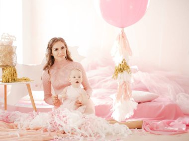doğum günü partisi odasında şirin kızı ile mutlu anne.
