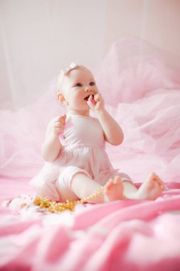 doğum günü partisinde odasında şirin küçük kız 