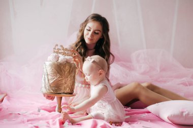 doğum günü partisi odasında şirin kızı ile mutlu anne.