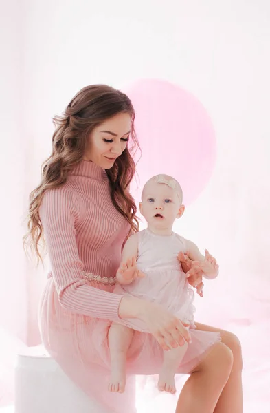 Mãe Feliz Com Filha Bonita Quarto Festa Aniversário — Fotografia de Stock