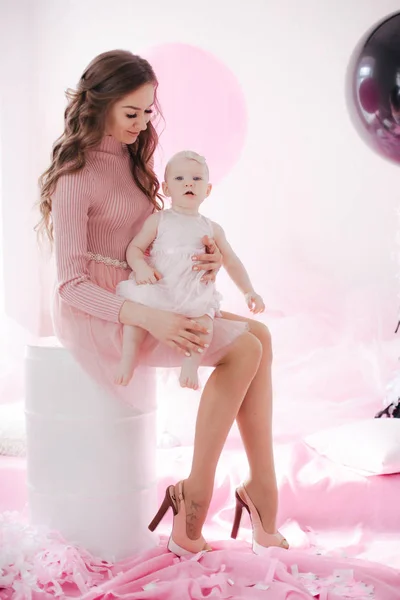 Mãe Feliz Com Filha Bonita Quarto Festa Aniversário — Fotografia de Stock