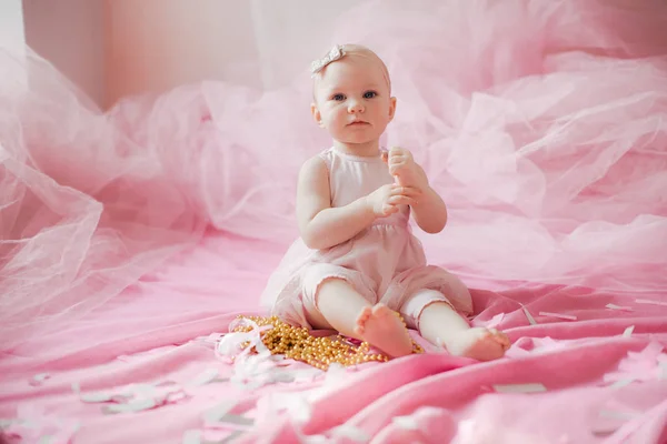 Χαριτωμένο Μικρό Κορίτσι Στο Δωμάτιο Πάρτι Γενεθλίων — Φωτογραφία Αρχείου