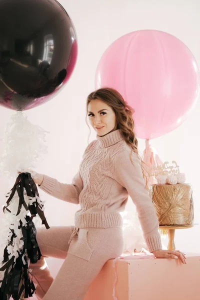 Portrait Beautiful Young Woman Makeup Stylish Dress Posing Studio Balloons — Stock Photo, Image