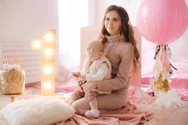 Happy Mother Cute Daughter Room Birthday Party — Stock Photo, Image