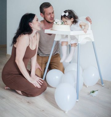 Küçük kızın mutlu aile kutluyor doğum günü