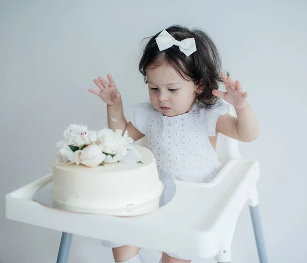 Niedliches Kleines Mädchen Kleid Mit Kuchen Glückliche Kindheit Konzept — Stockfoto