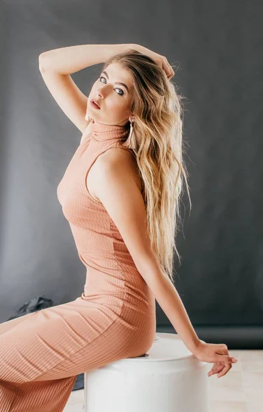 Hermosa Mujer Joven Vestido Pendientes Posando Estudio — Foto de Stock